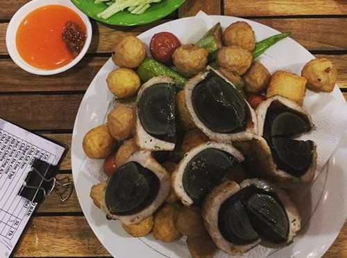 Từ lâu, chuyện ngày mưa gọi nhau đi ăn cá viên chiên trở thành thói quen của nhiều bạn trẻ Sài Gòn. Gọi chung là cá viên chiên nhưng món này có nhiều kiểu biến tấu hấp dẫn như đậu bắp nhồi cá viên, chả cá cốm, đặc biệt là chả cá bọc hột vịt bắc thảo chiên ăn kèm tương đen, tương ớt và một chút sa tế cay cay. Từ lâu, chuyện ngày mưa gọi nhau đi ăn cá viên chiên trở thành thói quen của nhiều bạn trẻ Sài Gòn. Gọi chung là cá viên chiên nhưng món này có nhiều kiểu biến tấu hấp dẫn như đậu bắp nhồi cá viên, chả cá cốm, đặc biệt là chả cá bọc hột vịt bắc thảo chiên ăn kèm tương đen, tương ớt và một chút sa tế cay cay.